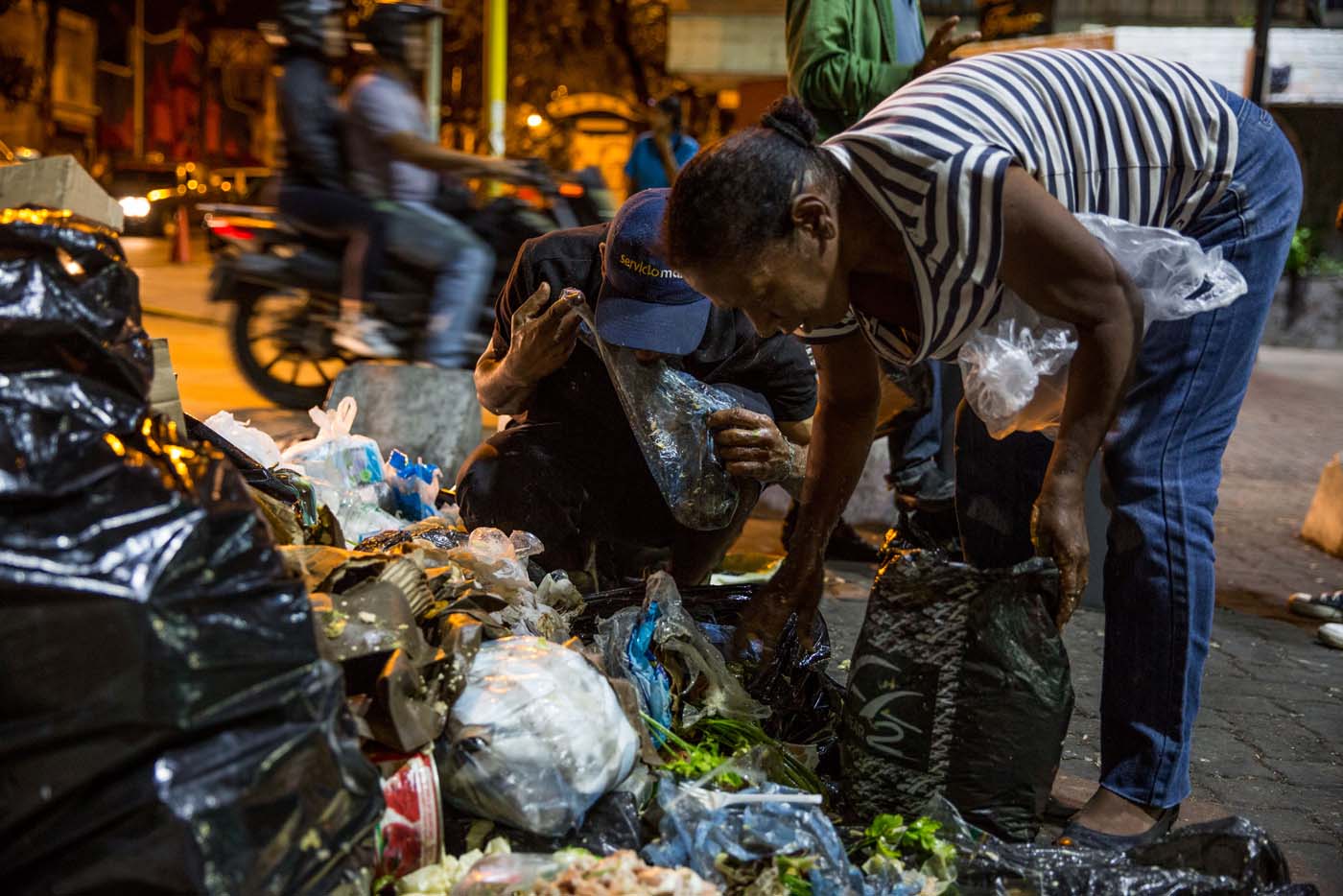 Multarán a los comerciantes del Centro de Caracas que saquen la basura en el horario legal