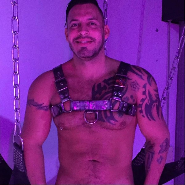 Abogado venezolano “mata tigre” como actor porno en España (FOTOS)