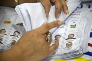 Fiscal allana encuestadora acusada por oficialismo de manipulación en Ecuador