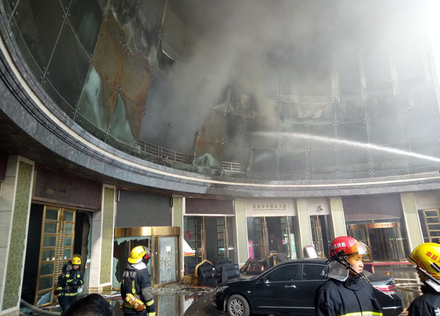 Al menos diez muertos por un incendio en un hotel en el este de China (Fotos)