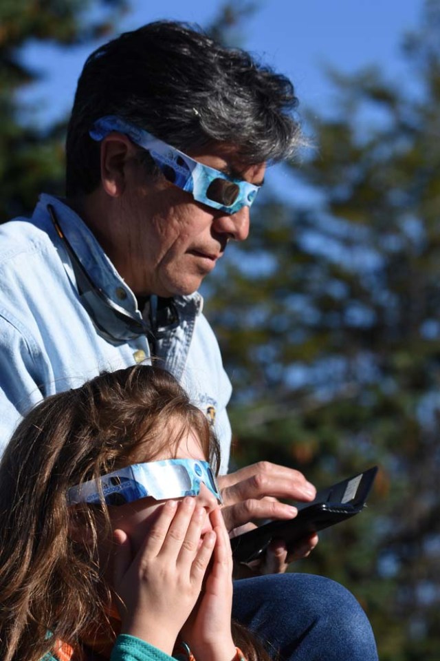 CH04. AYSEN (CHILE), 26/02/2017.- Un hombre y una mujer miran el eclipse anular de Sol hoy, domingo 26 de febrero de 2017, desde la ciudad de Aysén, en el sur de Chile. El eclipse anular de Sol pudo observarse en gran parte del territorio chileno. Este eclipse, que también pudo ser observado en plenitud en el sur de Argentina, fue del tipo anular. Esto significa que la Luna, que al momento del eclipse está lejos de la Tierra, se vio más pequeña que el Sol y no alcanzó a cubrirlo del todo, sino que dejó un anillo de luz a su alrededor. EFE/Momo Viñals.