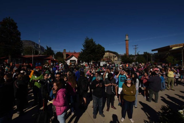 CH05. AYSEN (CHILE), 26/02/2017.- Varias personas observan el eclipse anular de Sol hoy, domingo 26 de febrero de 2017, desde la ciudad de Aysén, en el sur de Chile. El eclipse anular de Sol pudo observarse en gran parte del territorio chileno. Este eclipse, que también pudo ser observado en plenitud en el sur de Argentina, fue del tipo anular. Esto significa que la Luna, que al momento del eclipse está lejos de la Tierra, se vio más pequeña que el Sol y no alcanzó a cubrirlo del todo, sino que dejó un anillo de luz a su alrededor. EFE/Momo Viñals.