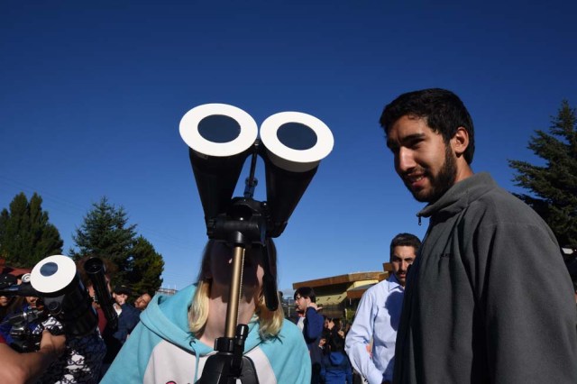 CH06. AYSEN (CHILE), 26/02/2017.- Varias personas observan el eclipse anular de Sol hoy, domingo 26 de febrero de 2017, desde la ciudad de Aysén, en el sur de Chile. El eclipse anular de Sol pudo observarse en gran parte del territorio chileno. Este eclipse, que también pudo ser observado en plenitud en el sur de Argentina, fue del tipo anular. Esto significa que la Luna, que al momento del eclipse está lejos de la Tierra, se vio más pequeña que el Sol y no alcanzó a cubrirlo del todo, sino que dejó un anillo de luz a su alrededor. EFE/Momo Viñals.