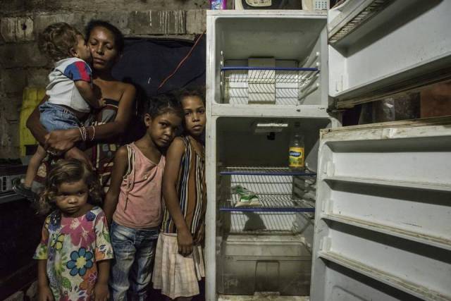 Leidy Córdova, de 37 años, con cuatro de sus cinco hijos, en su casa de Cumaná, Venezuela, en una imagen de junio del 2016. MERIDITH KOHUT NYT 