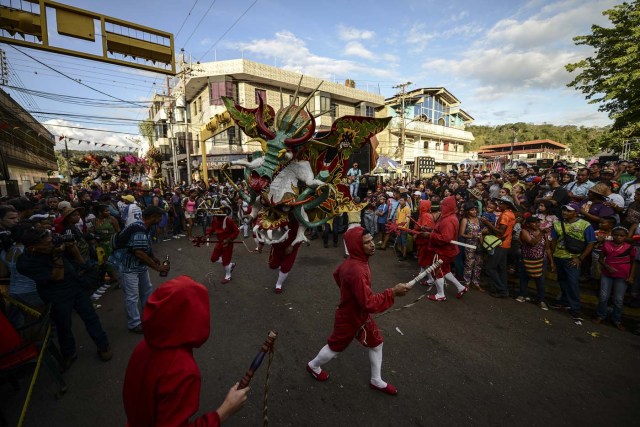 Revellers dance in the carnival parade in the mining village of El Callao, Bolivar state, southeastern Venezuela on February 27, 2017. El Callao's carnival was recently named Unesco's Intangible Cultural Heritage of Humanity. / AFP PHOTO / JUAN BARRETO / TO GO WITH AFP STORY BY ISABEL SANCHEZ