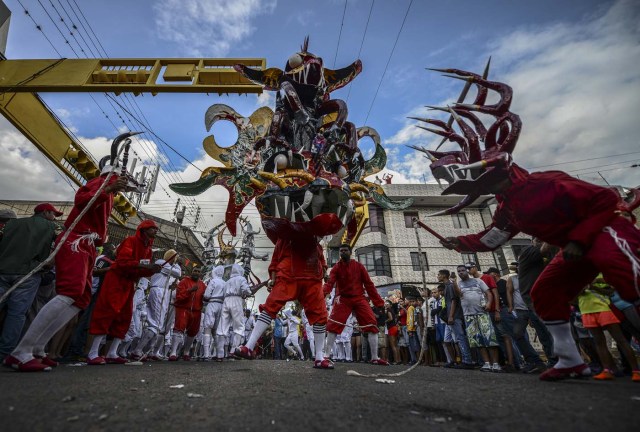 Revellers dance in the carnival parade in the mining village of El Callao, Bolivar state, southeastern Venezuela on February 27, 2017. El Callao's carnival was recently named Unesco's Intangible Cultural Heritage of Humanity. / AFP PHOTO / JUAN BARRETO / TO GO WITH AFP STORY BY ISABEL SANCHEZ