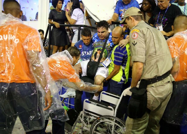 A man is assisted after an accident during the carnival parade at the Sambadrome in Rio de Janeiro, Brazil, February 26, 2017. REUTERS/Pilar Olivaresl, February 26, 2017. REUTERS/Pilar Olivares