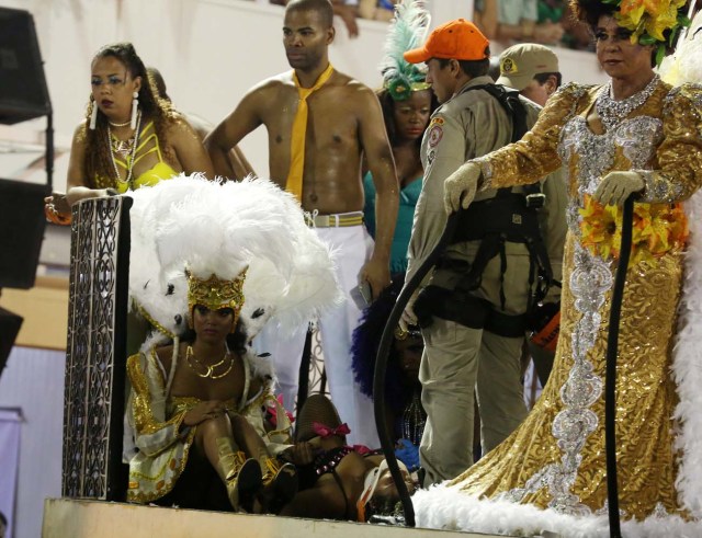 Revellers are assisted after an accident with a float from Unidos da Tijuca samba school during the second night of the carnival parade at the Sambadrome in Rio de Janeiro, Brazil, February 28, 2017. REUTERS/Pilar Olivares