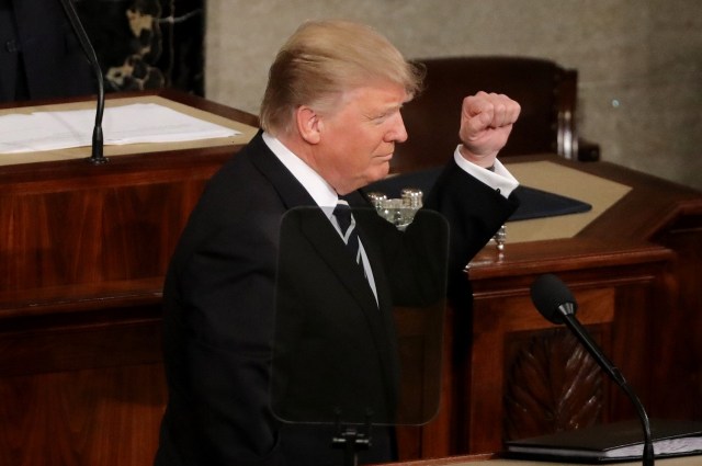 En la imagen, Trump levanta el puño en una comparecencia en el Congreso. 28 de febrero 2017. El Gobierno del presidente estadounidense, Donald Trump, se prepara para ignorar los fallos de la Organización Mundial del Comercio (OMC) que vea como una afrenta a la soberanía de Estados Unidos, reportó el Financial Times, citando un informe preparado por funcionarios. REUTERS/Carlos Barria