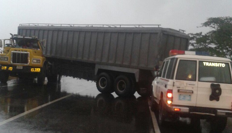 Cerrado el paso entre Morón y Puerto Cabello por incidente con camión