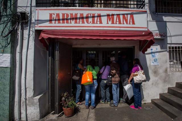 ACOMPAÑA CRÓNICA: VENEZUELA MEDICINAS - CAR003. CARACAS (VENEZUELA), 25/02/2017 - Fotografía del 24 de febrero de 2017, de un grupo de personas en busca de medicinas en una farmacia de Caracas (Venezuela).Casi tres semanas lleva una joven de 25 años buscando dos antibióticos para su hermana que padece de bronconeumonía y hasta ahora lo único que pudo conseguir, gracias a una donación, fue una caja incompleta de un medicamento que no es precisamente el que el médico le recetó. Venezuela vive una aguda crisis de desabastecimiento en materia de medicinas desde hace más de dos años y la situación no parece mejorar. Efe hizo un recorrido por unas 15 farmacias ubicadas tanto en el este como en el oeste de la capital venezolana y constató la ausencia de antibióticos, hipertensivos, anticoagulantes y otros. EFE/MIGUEL GUTIERREZ