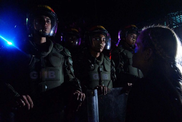 CAR03. LOS TEQUES (VENEZUELA), 02/03/2017.- Fotografía cedida por la oficina de prensa de Lilian Tintori que la muestra a ella mientras trata de obtener información de su esposo, Leopoldo López, con agentes de la Guardia Nacional Bolivariana que le bloquean el paso hoy, jueves 2 de marzo de 2017, en las afueras de la cárcel de Ramo Verde, en Los Teques (Venezuela). Familiares, abogados y militantes del partido que lidera Leopoldo López responsabilizaron hoy al presidente de Venezuela, Nicolás Maduro, de "la vida" del dirigente preso y denunciaron, desde las puertas de la cárcel en la que paga su condena, que nadie ha podido ver al opositor desde hace ocho días. EFE/Cortesía Prensa Lilian Tintori/SOLO USO EDITORIAL/NO VENTAS