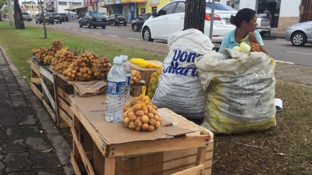 Algunos venezolanos han encontrado en los semáforos de Boa Vista un lugar en el que ganarse la vida