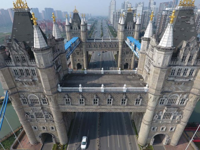 Una pasarela no presente en el original une las torres entre sí (AFP)