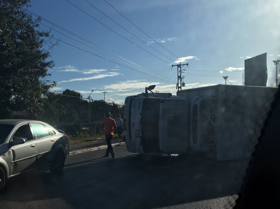 Colapso vehicular en la carretera Cagua-La Encrucijada al volcarse camión