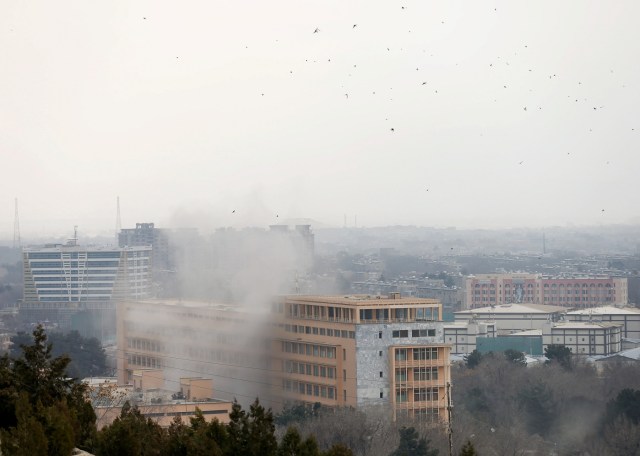 Smoke rises from a military hospital at the site of blast and gunfire in Kabul, Afghanistan March 8, 2017.  REUTERS/Mohammad Ismail