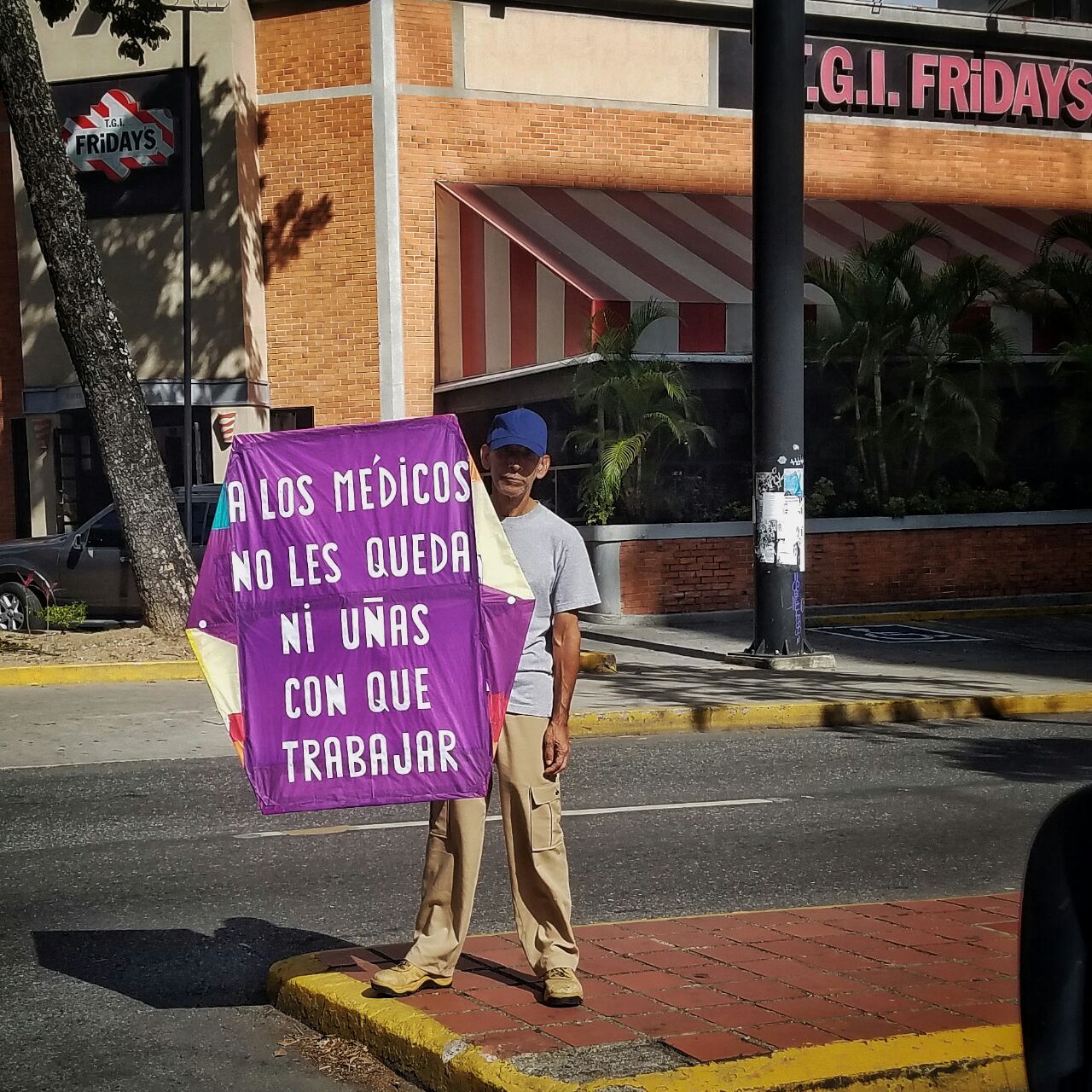 El contundente y certero mensaje del “Sr. del Papagayo” a los médicos en su día