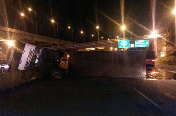 Un herido al volcar gandola en autopista Valle-Coche sentido Maracay