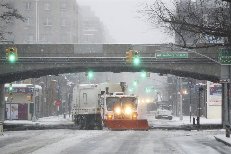 Washington funciona a media marcha pese a librarse de lo peor de la tormenta