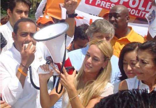 Tirso Flores: Es lamentable que Correa prohíba la entrada de Lilian Tintori