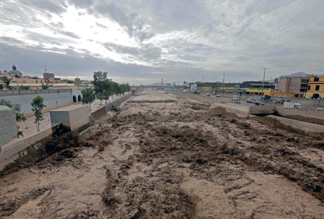 Fotografía cedida por la Agencia Andina que muestra el río Rimac desbordado hoy, miércoles 15 de marzo de 2017, en Lima (Perú). El río Rímac se desbordó hoy a su paso por el centro histórico de Lima e inundó el Parque de la Muralla, que fue reabierto al público en febrero pasado, según mostraron hoy imágenes de la televisión peruana. EFE/Cortesía Agencia Andina/SOLO USO EDITORIAL