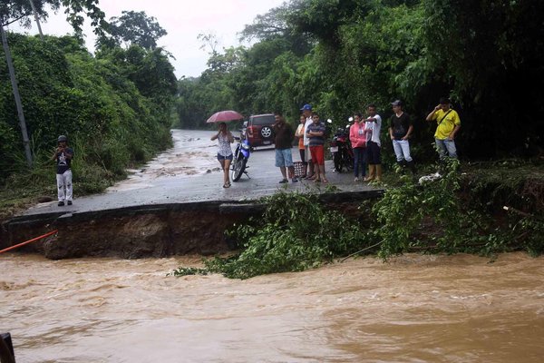 La carretera a la altura de “Calichitos”, en García de Hevia, se fue en su totalidad. (Foto Gustavo Delgado)