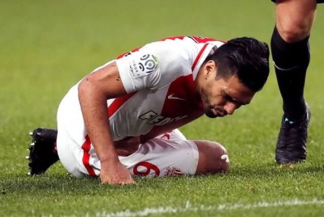 Radamel Falcao del Mónaco yace en el césped luego de recibir una falta en el partido de su equipo contra el Bordeaux por la Ligue 1 de Francia. El delantero del Mónaco Radamel Falcao García, afectado por una lesión en la cadera, fue excluido por el director técnico de la selección colombiana de fútbol, José Pékerman, de la lista de 26 jugadores convocados para los partidos contra Bolivia y Ecuador por la eliminatoria sudamericana al Mundial 2018. REUTERS/Eric Gaillard