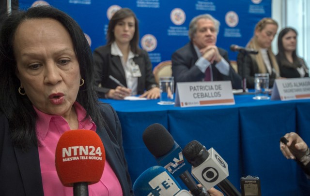 La representante provisional de Venezuela en la Organización de los Estados Americanos (OEA), Carmen Luisa Velasquez, estalla en rueda de prensa con el secretario general Luis Almagro como esposas de las presas políticas venezolanas Patricia De Ceballos (2L) y Lilian Tintori (2R) Goicoechea durante una conferencia de prensa el 20 de marzo de 2017 en la sede de la OEA en Washington, DC. PAUL J. RICHARDS / AFP