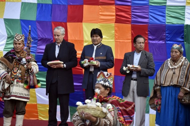  El presidente boliviano Evo Morales (C), el vicepresidente Álvaro García Linera (L) y el ministro de la Presidencia, René Martínez, participan en un ritual andino realizado en una plaza en La Paz el 21 de marzo de 2017 cuando el gobierno de Morales presentó su respuesta a una demanda judicial presentada por Chile en la Corte Internacional de Justicia (CIJ), la última disputa legal en la lucha sin salida por tierra de Bolivia para recuperar el acceso al Océano Pacífico. Los dos países, actualmente encerrados en una amarga disputa fronteriza en la CIJ, cortaron los lazos diplomáticos en 1978 y tienen un problema que se remonta a la Guerra del Pacífico en el siglo XIX, cuando Bolivia perdió su acceso al mar a Chile. / FOTO AFP / Aizar RALDES