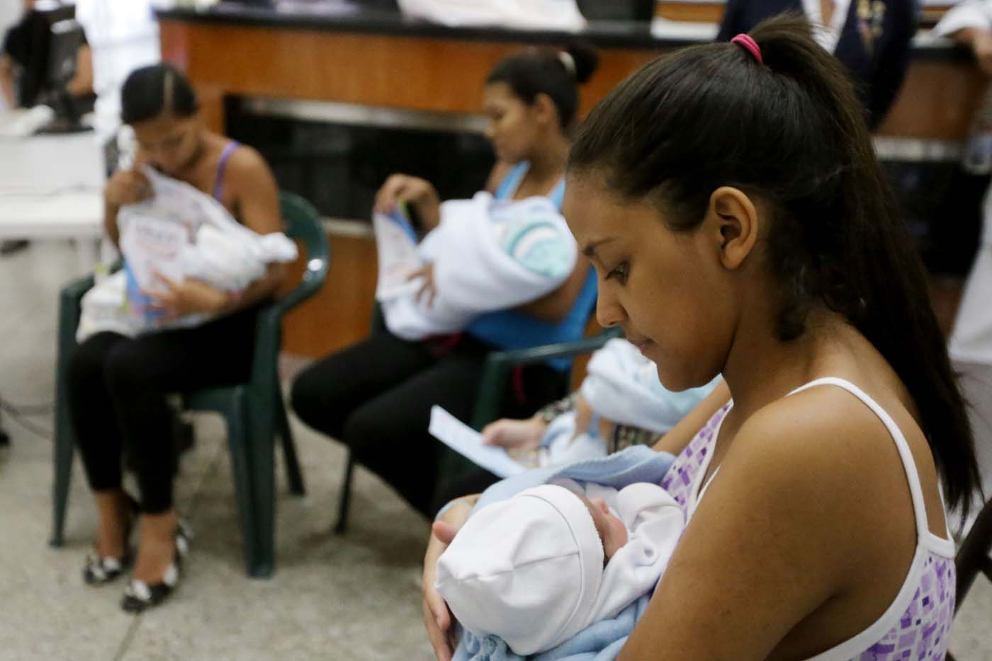 Gradúan médicos exprés para atender a niños y a recién nacidos