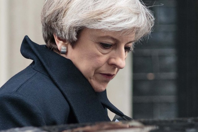 British Prime Minister Theresa May leaves 10 Downing Street in central London on March 23, 2017.  Britain's parliament reopened on Thursday with a minute's silence in a gesture of defiance a day after an attacker sowed terror in the heart of Westminster, killing three people before being shot dead. Sombre-looking lawmakers in a packed House of Commons chamber bowed their heads and police officers also marked the silence standing outside the headquarters of London's Metropolitan Police nearby.  / AFP PHOTO / POOL / Jack Taylor