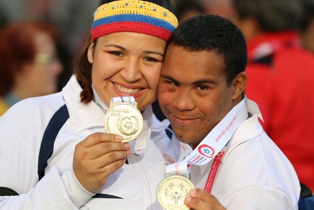 1 A Fernandez y Luis Ladera muestran sus medallas