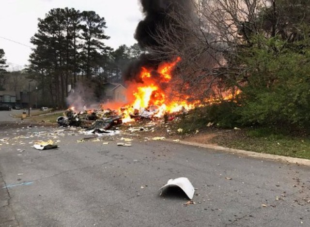 La avioneta impactó contra una vivienda en la ciudad de Georgia, EE.UU. Foto: @amy_gravley