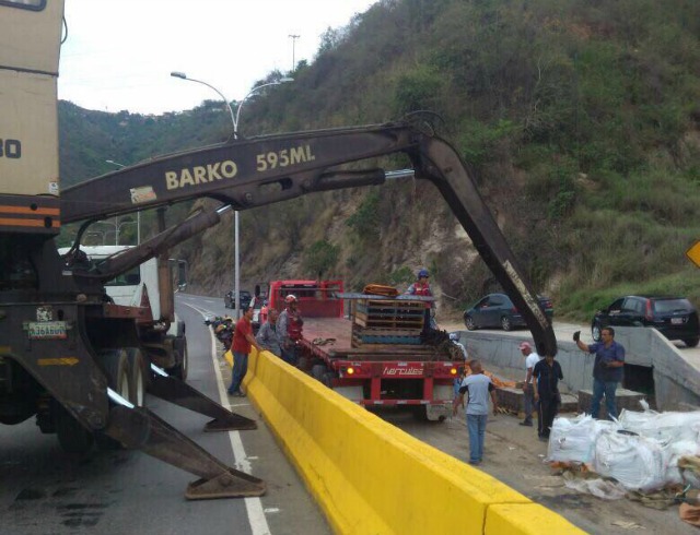 Paso restringido en la carretera panamericana por volcamiento de gandola (Fotos)