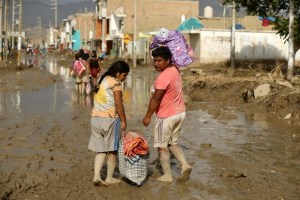Desborde de río inunda las calles del centro de la ciudad peruana de Piura