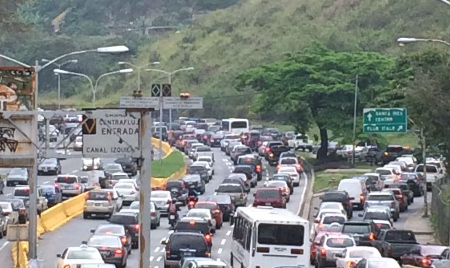 Laguna en Altamira genera fuerte retraso en la autopista Prados del Este #28Mar