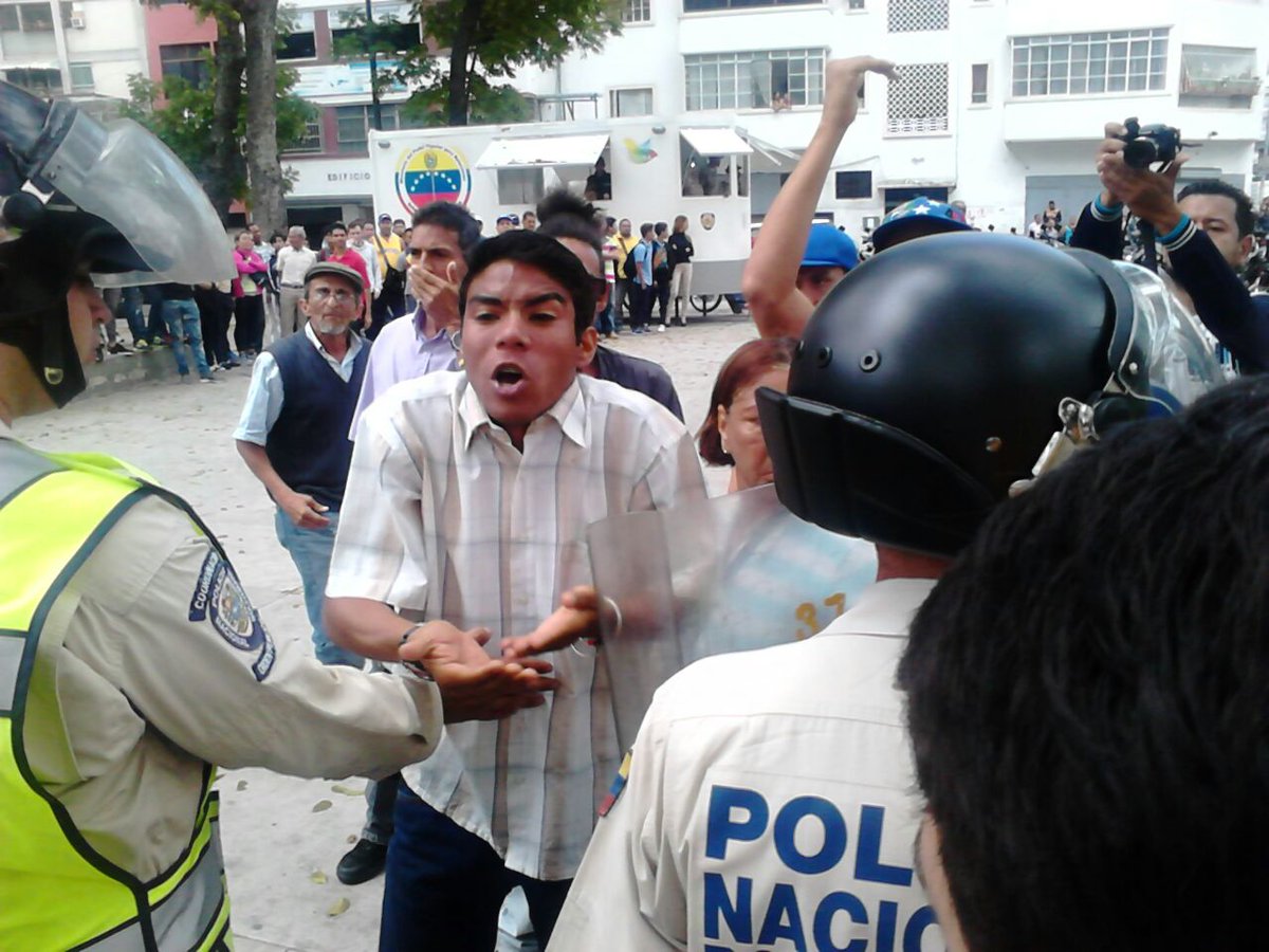 Colectivos lanzan piedras y agreden a diputados en Fiscalía