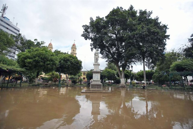 LIM01 PIURA (PERÚ), 28/03/2017.- Vista de hoy, martes 28 de marzo del 2017, de la inundada Plaza de Armas de la ciudad de Piura a unos 1000 kms. al norte de Lima (Perú). El presidente de Perú, Pedro Pablo Kuczynski, informó hoy que la región norteña de Piura será declarada en emergencia, luego de las grandes inundaciones que este lunes dejaron cuatro muertos y decenas de miles de damnificados. EFE/Oscar Farje/Agencia Andina/SOLO USO EDITORIAL