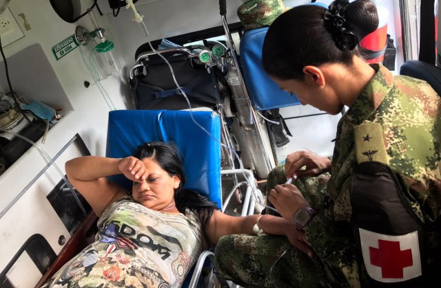 Fotografía cedida por el Ejército de Colombia de una soldado brindando atención médica a una mujer, luego de los estragos ocasionados por una avalancha hoy, sábado 1 de abril de 2017 en Mocoa (Colombia). Una avalancha por la súbita crecida de tres ríos arrasó varios barrios de Mocoa, capital del departamento selvático del Putumayo, dejando al menos 154 muertos, unos 200 heridos y un panorama desolador en esa ciudad colombiana declarada hoy en estado de calamidad. EFE/EJÉRCITO DE COLOMBIA/SOLO USO EDITORIAL/NO VENTAS