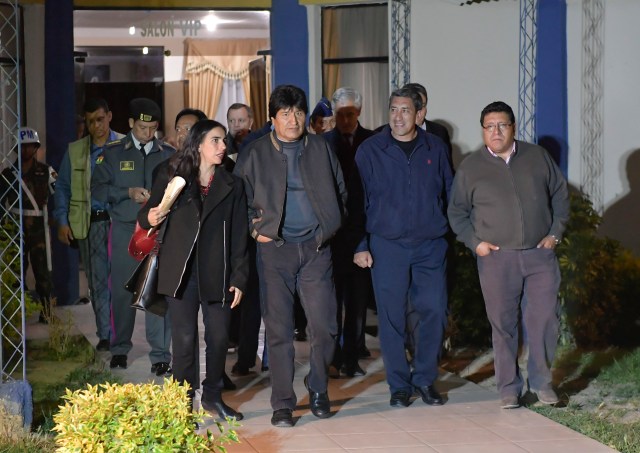 BOL802. COCHABAMBA (BOLIVIA), 30/03/2017.- Fotografía cedida por la Agencia Boliviana de Información (ABI) del presidente de Bolivia Evo Morales (2i) llegando hoy, jueves 30 de marzo de 2017, al Hangar Presidencial de Cochabamba (Bolivia). Morales, afirmó hoy poco después de la medianoche que "duele abandonar" su país, minutos antes de partir a Cuba para someterse a una cirugía de extirpación de una pequeña tumoración benigna en la laringe. EFE/Freddy Zarco ABI SOLO USO EDITORIAL