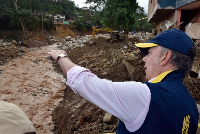 COL70. MOCOA (COLOMBIA), 02/04/2017.- Fotografía cedida por la presidencia de Colombia del presidente colombiano Juan Manuel Santos hoy, domingo 2 de abril de 2017, en Mocoa (Colombia). Santos, confirmó hoy que 210 personas fallecieron y 203 más resultaron heridas en la avalancha de tres ríos que arrasó parte de Mocoa, al tiempo que prometió la reconstrucción de esta ciudad ubicada en las selvas del sur del país. EFE/CESAR CARRIÓN/PRESIDENCIA DE COLOMBIA/SOLO USO EDITORIAL/NO VENTAS