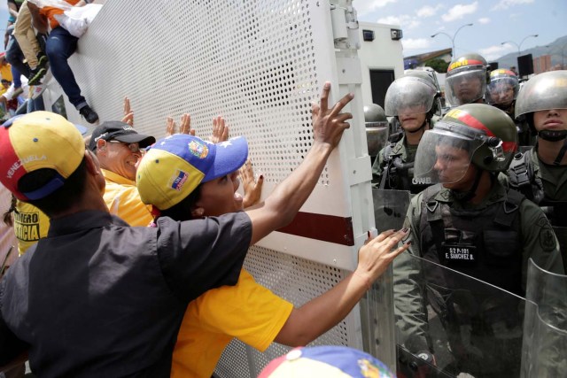 Represión por parte de efectivos de la GNB durante la marcha del pasado 1 de abril de 2017. REUTERS/Marco Bello