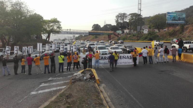 Trancan autopista del este en Valencia, se prende “candelita” y hay detenidos (FOTOS + VIDEO)