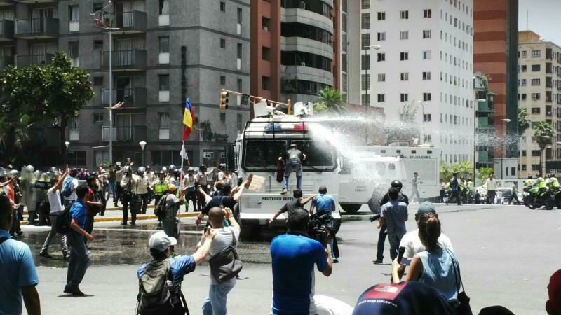 Siete PNB lesionados adyacente a la edificación de la GMVV en la Avenida Libertador