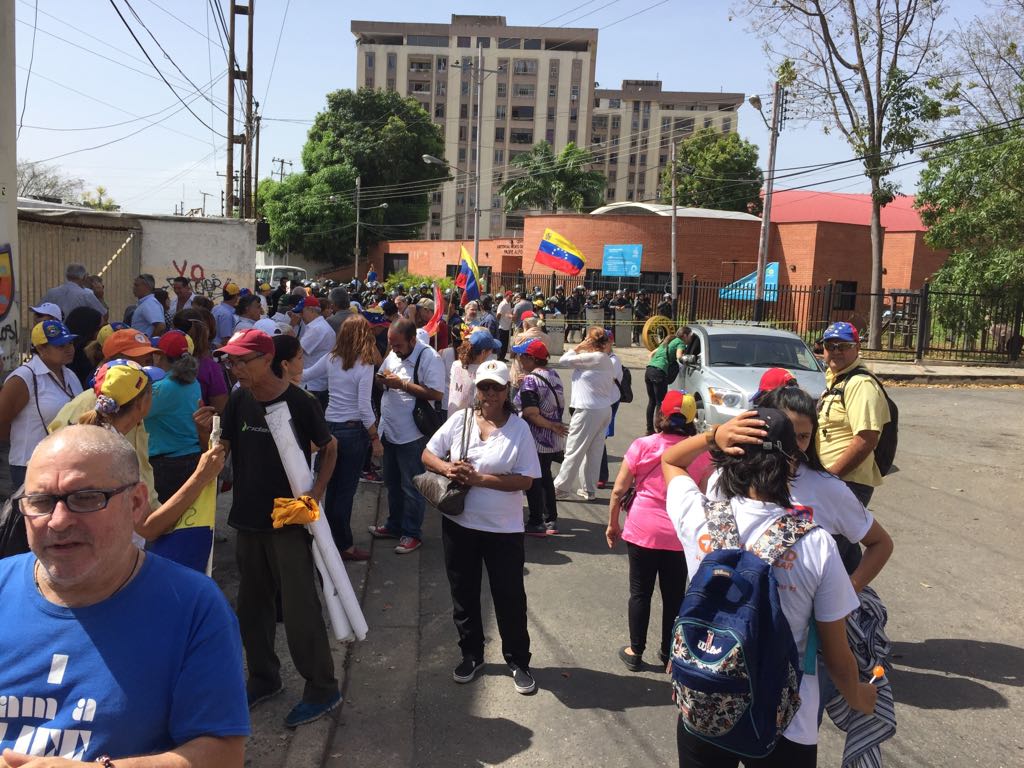 Valencianos protestan en el CNE para exigir respeto a la constitución (Videos)