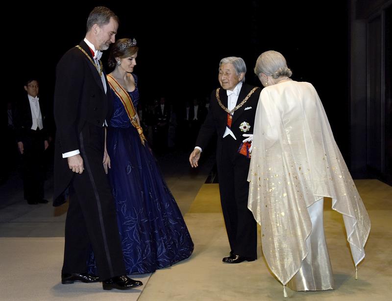 Reyes de España y emperadores de Japón se regalan sedas y aceite de oliva