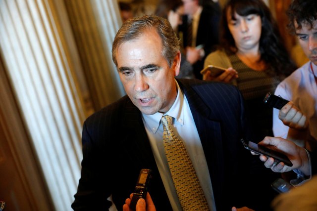  Jeff Merkley se enfrenta a la prensa tras hablar 15 horas seguidas (Foto Reuters)