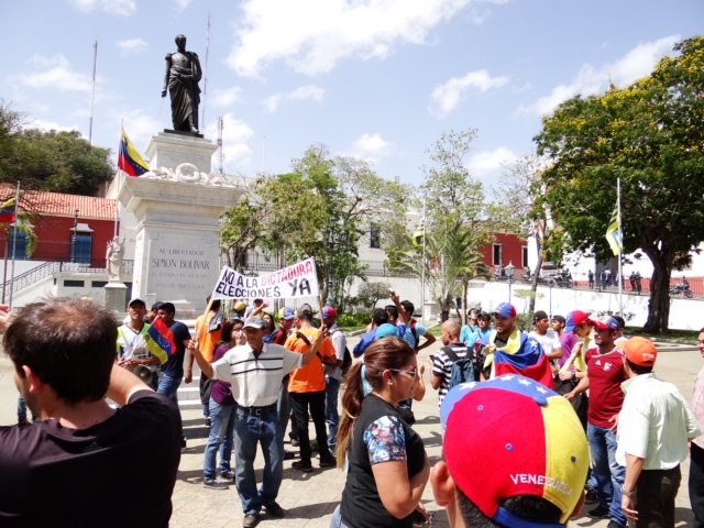 Bolivarenses marcharon para exigir destitución de magistrados y en defensa de la democracia