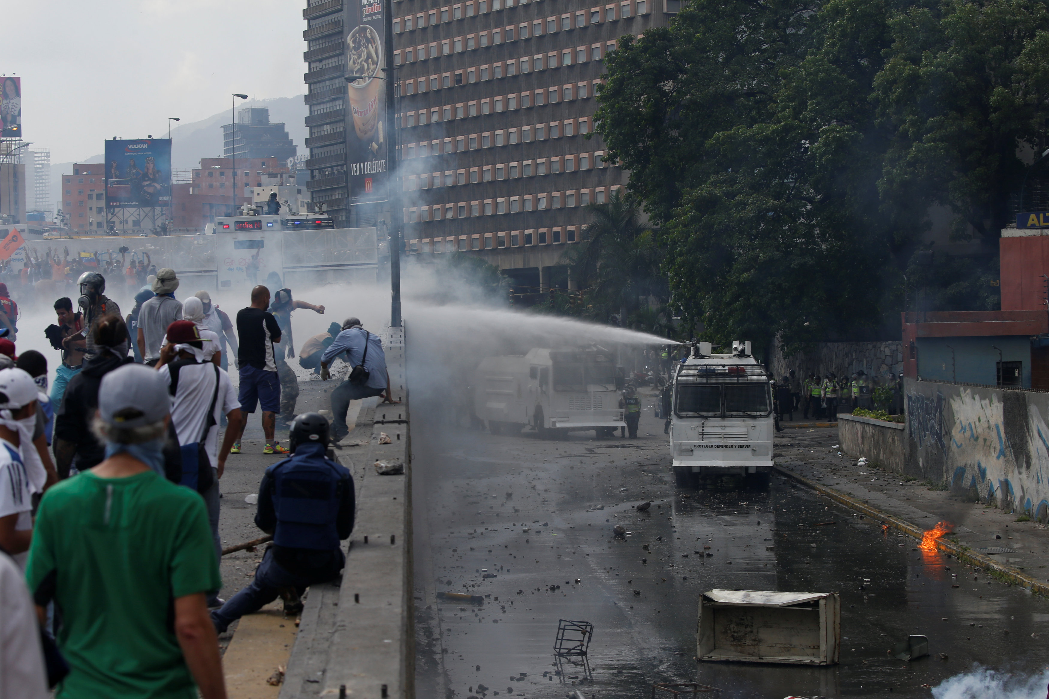 Represión y manifestantes decididos: Pica y se extiende protesta por ruptura del hilo Constitucional