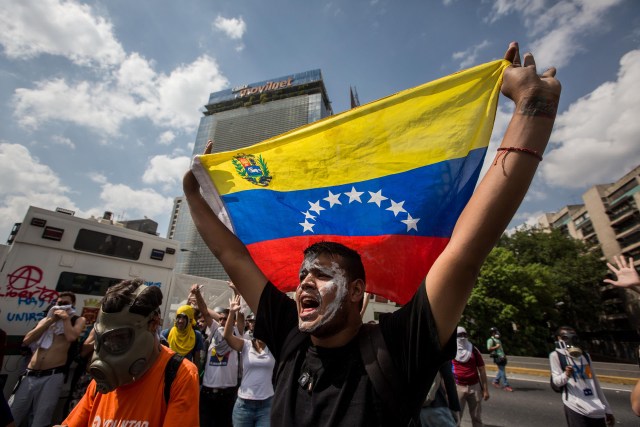 CAR01. CARACAS (VENEZUELA), 06/04/2017 - Un grupo de personas participa en una manifestación de opositores al gobierno de Nicolás Maduro hoy, jueves 6 de abril de 2017, en Caracas (Venezuela). Dos fotógrafos de la Agencia EFE en Caracas resultaron heridos durante una protesta opositora en Caracas cuando agentes de los cuerpos de seguridad dispararon a quemarropa contra ellos mientras cubrían gráficamente la manifestación en el este de la capital venezolana. EFE/MIGUEL GUTIERREZ